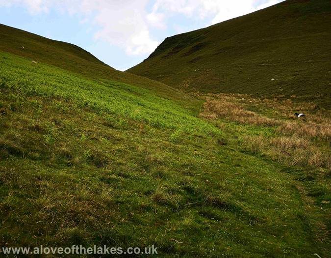 The path climbs gently up towards Trusmador
